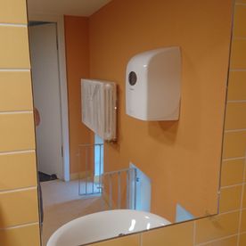 Spiegel in einem Toilettenraum